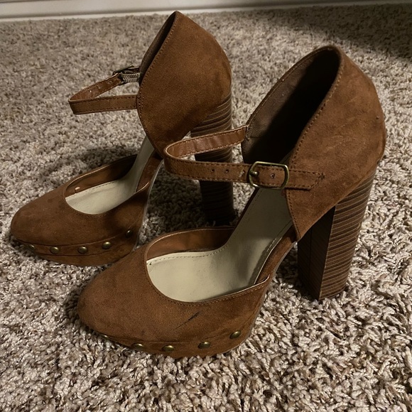 JustFab Shoes - High heeled closed toe camel colored heels